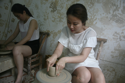 年輕采編播人員在長沙銅官窯體驗(yàn)陶器制作